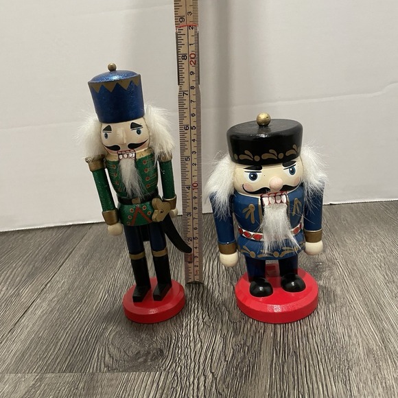 Lot Of 2 Nutcracker Soldier Guards Wooden Holiday Decor Figurines 6" And 8" - Picture 2 of 5